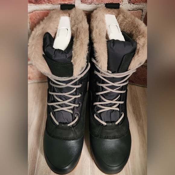 The North Face Women's Shellista IV Mid Lace Waterproof Insulated Winter Boots - Picture 5 of 13